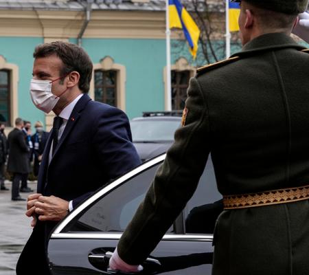 Макрон повез в Киев сигналы из Кремля