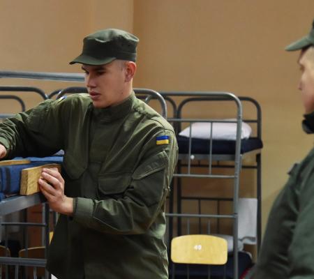 «Блокирует пиар Порошенко». Почему Зеленский отменяет срочную службу