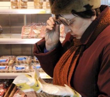 Украинцы тратят более половины доходов на продукты питания