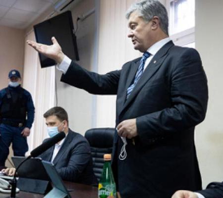 Порошенко вернулся из Варшавы в Киев на суд о мере пресечения