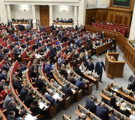 Через суд в упрощенном режиме. Что означает решение Рады о запрете "пророссийских партий"