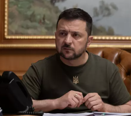 Zelenskému končí prezidentský mandát. Čeká ho těžké rozhodnutí