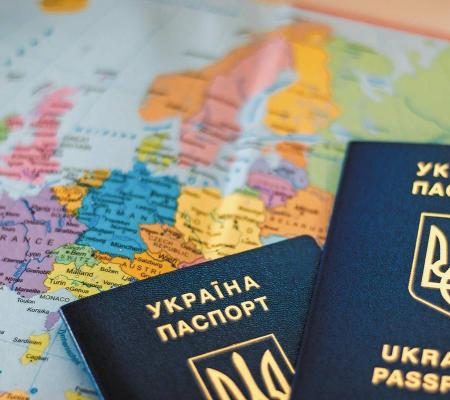 Позбавлення громадянства тих, хто не воює, а виїхав з України: чи піде Зеленський на такий крок