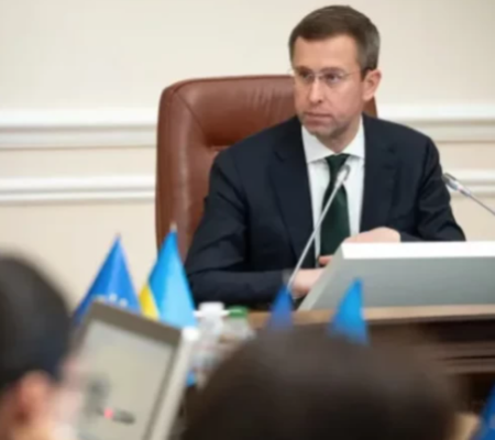Отрубишь одну голову – вырастут две: как сокращение чиновников раздувает штат госаппарата