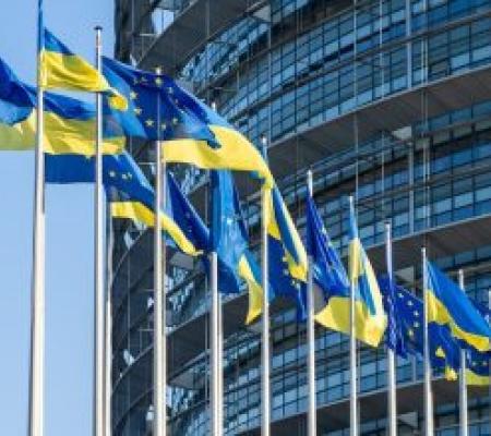 Україна звернулася за фінансовою підтримкою на потреби війни: Брюссель вимагає роз’яснень щодо затримки 27 млрд євро