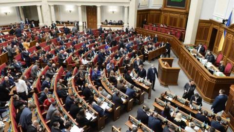 Через суд в упрощенном режиме. Что означает решение Рады о запрете "пророссийских партий"