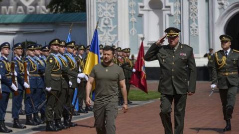 "Прекратить слушать розовые сказки". Почему в Украине заговорили о долгой войне и готово ли к ней общество