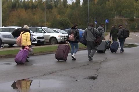 Українських біженців лагідно відправляють додому: Європа втомилася?