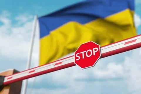 Суд скасував урядовий порядок виїзду посадовців за кордон: що це означає і чому не змінює правила для чоловіків