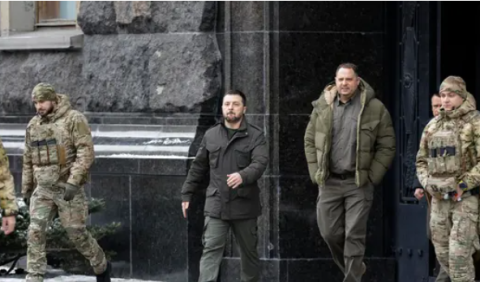 Ucraina, bombe e corruzione. “Zelensky isolato, ma la guerra non finirà presto”